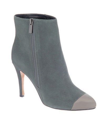 Bota tobillera color gris con puntera en color acero de Latouche